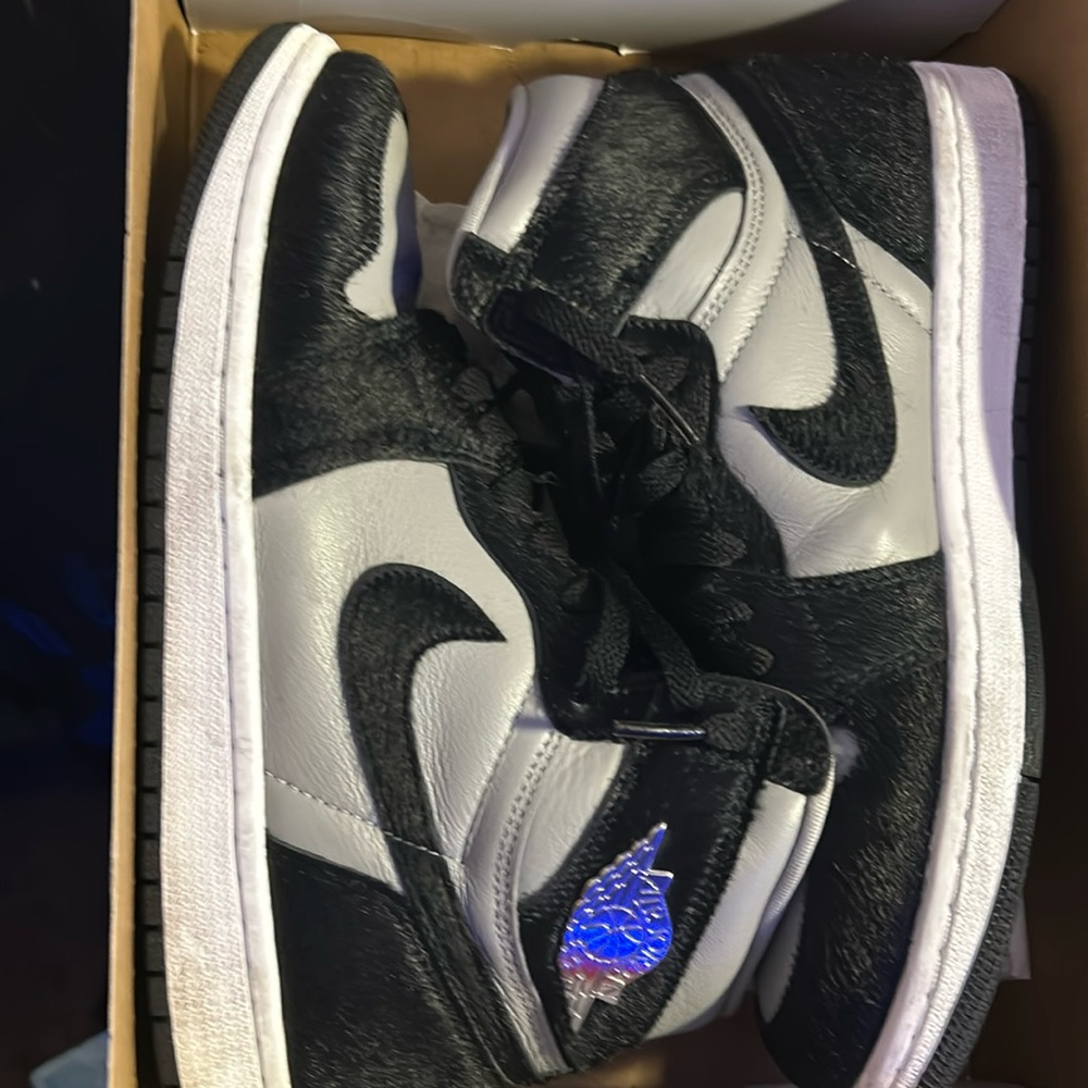It has fur on the black part size 8.5 women